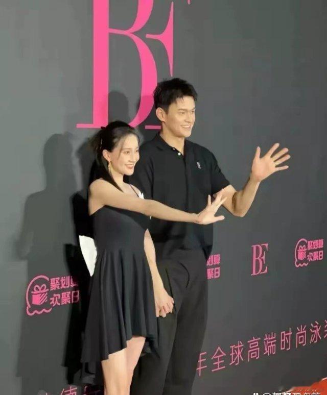 孙杨牵着老婆的手看秀，眼神里满是爱。结婚生子后，他们依旧恩爱如初，真是让人羡慕的