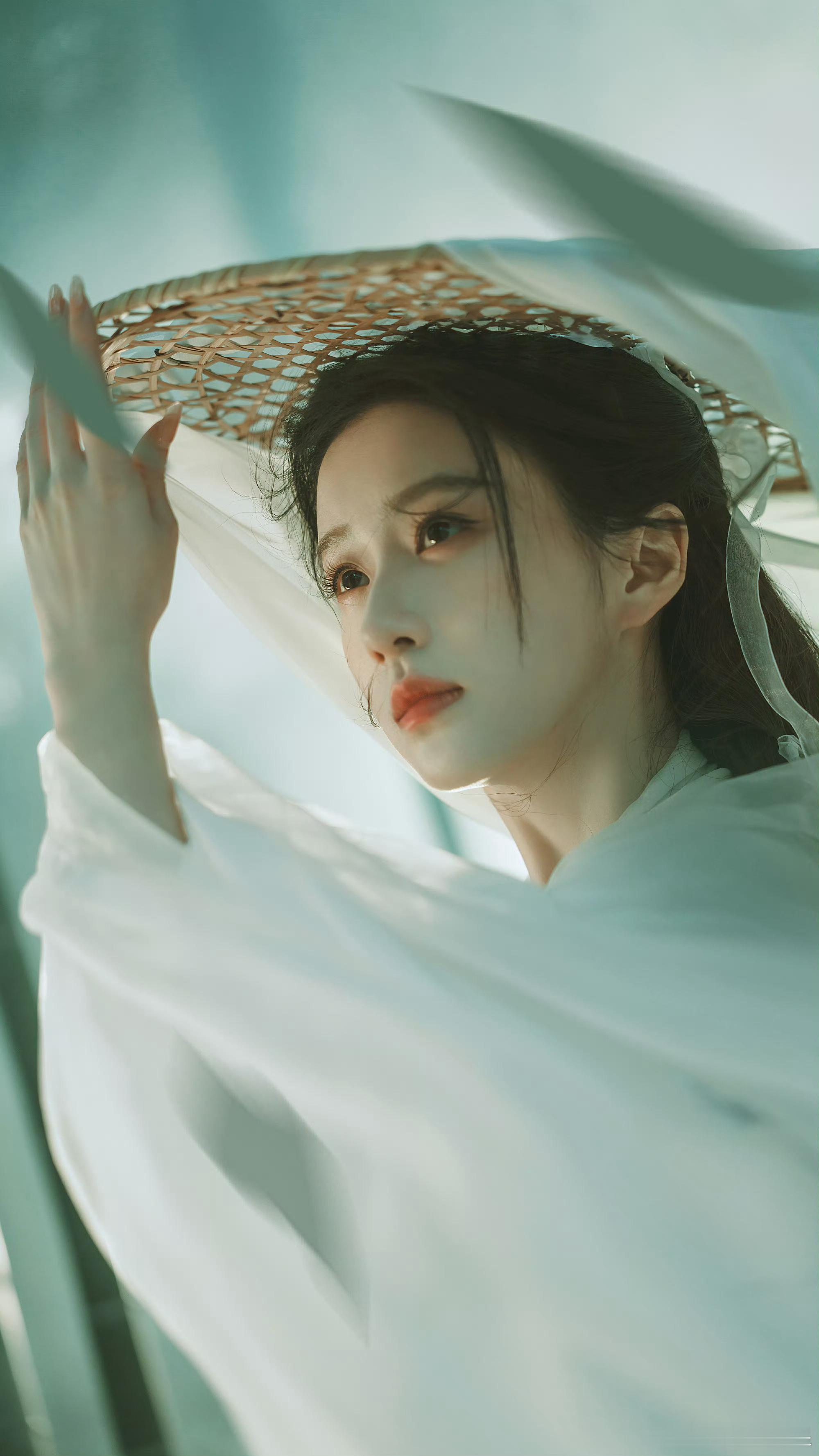 好漂亮包上恩侠女舞剑写真包上恩白衣舞剑写真