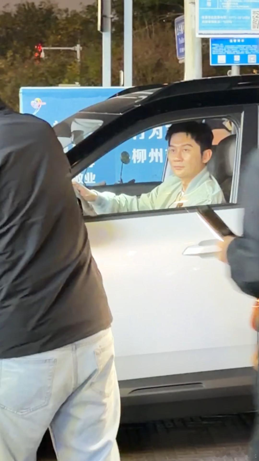 柳州偶遇李晨吃螺蛳粉 是谁在柳州偶遇李晨了，就是说谁也拒绝不了螺狮粉的魅力，即使