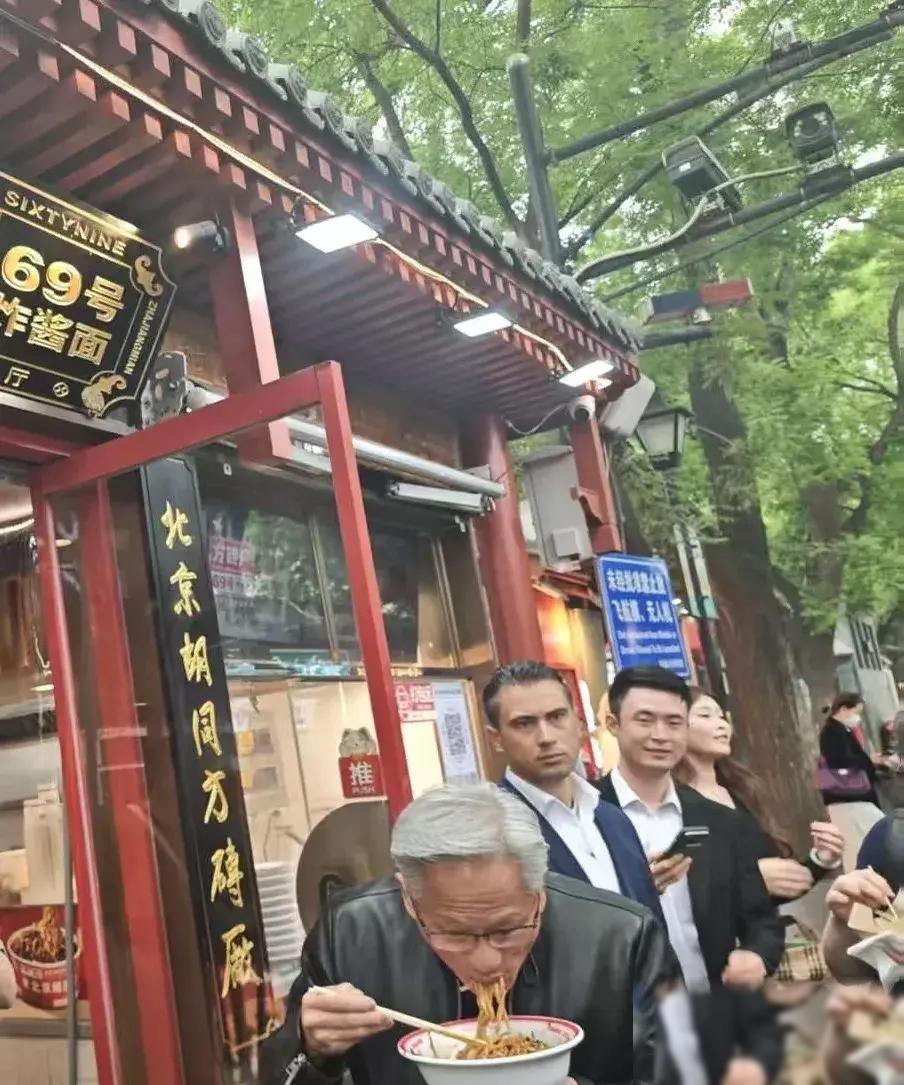 特朗普的飞机刚一飞走，那位身家上万亿的AI大老板，倒好，直接开启了胡同串子模式。