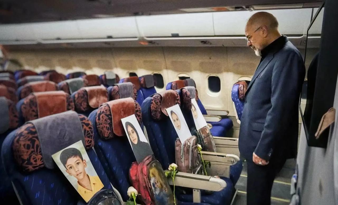 看到这张专机座椅上的照片、鲜花和书包，瞬间泪目！

伊朗议长卡利巴夫率 博士天团