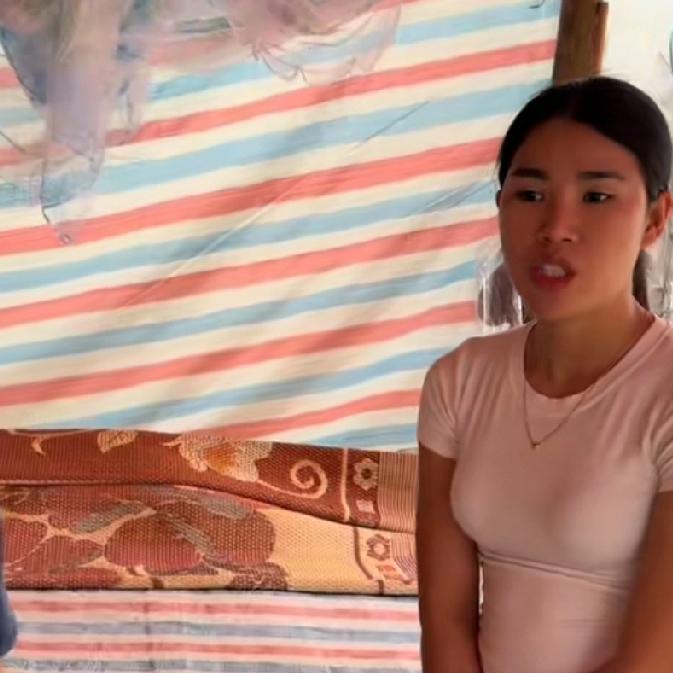 三姐告诉小松说，老丈人每天晚上睡不着觉，心事重重，秋秋也说自从爸爸跟着小松到了省