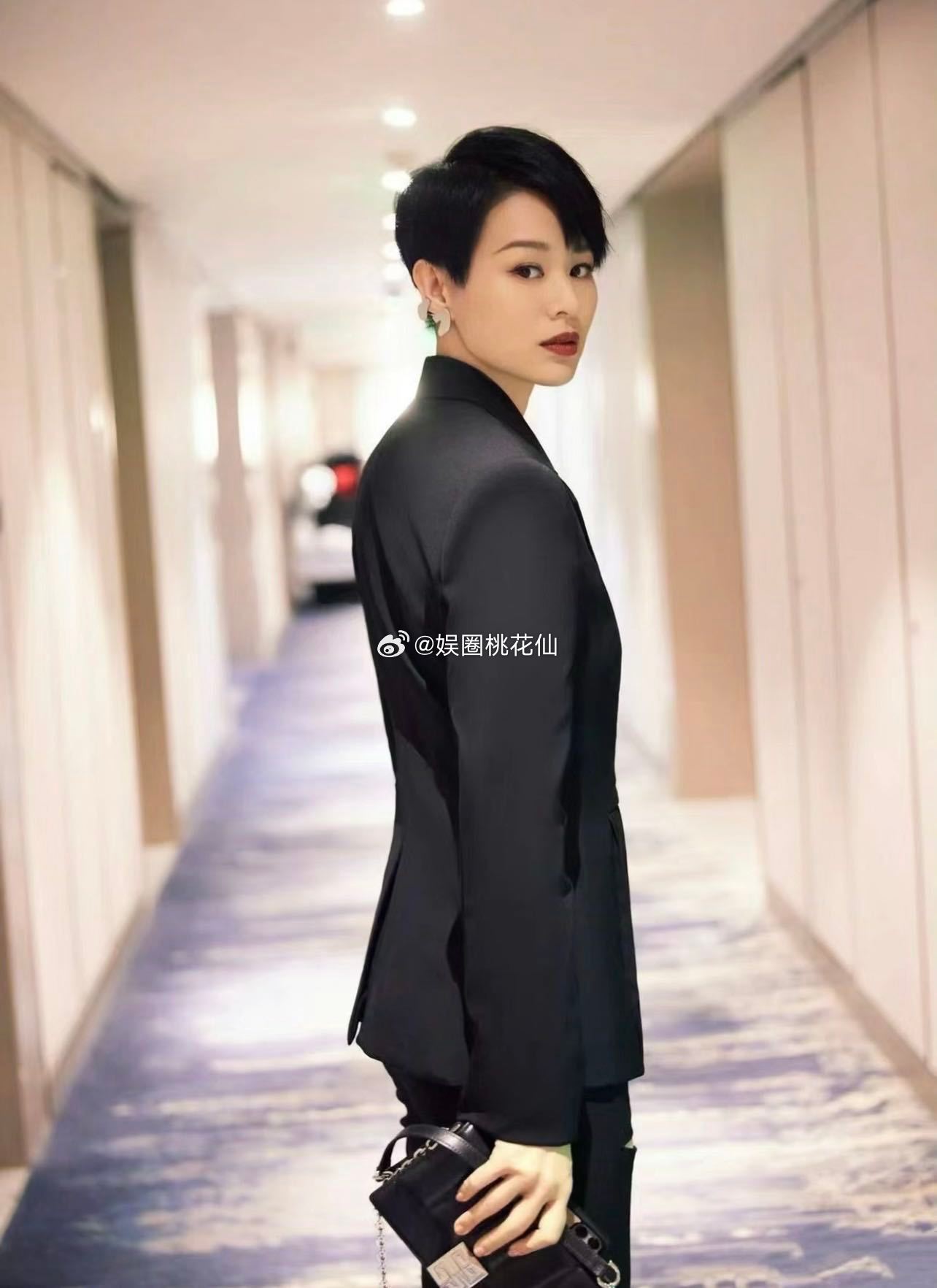 #张智霖胡杏儿重现冲上云霄名场面#张智霖和胡杏儿他们在《暗杀风暴》首映礼现场重现