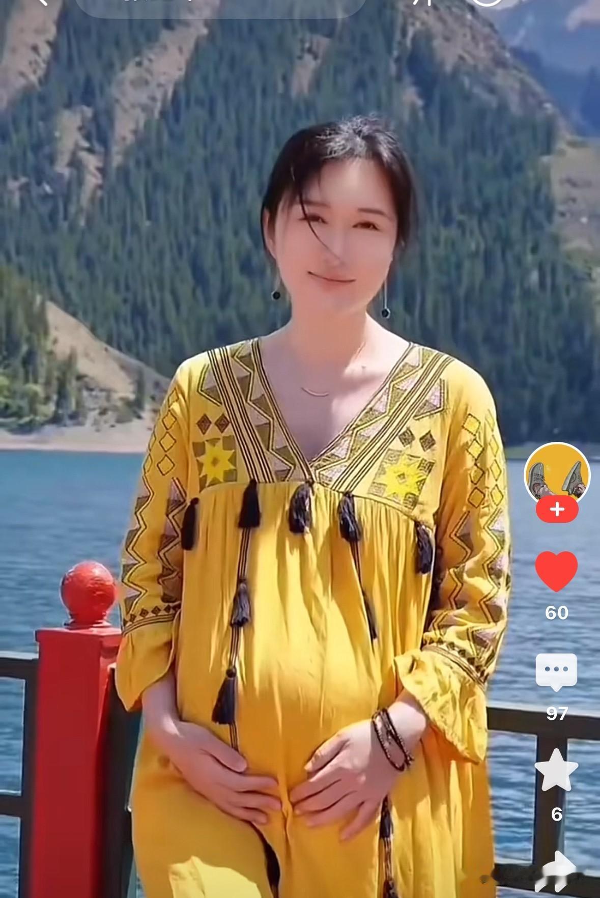 张纪中看着老婆，满眼爱意，而且自从跟杜星霖结婚后，整个人都变年轻了。

才子配佳