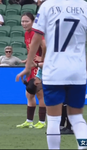 主裁判受伤了，乌日古木拉望着她的一举一动，眼神里充了关切和担心……在女足亚洲杯1