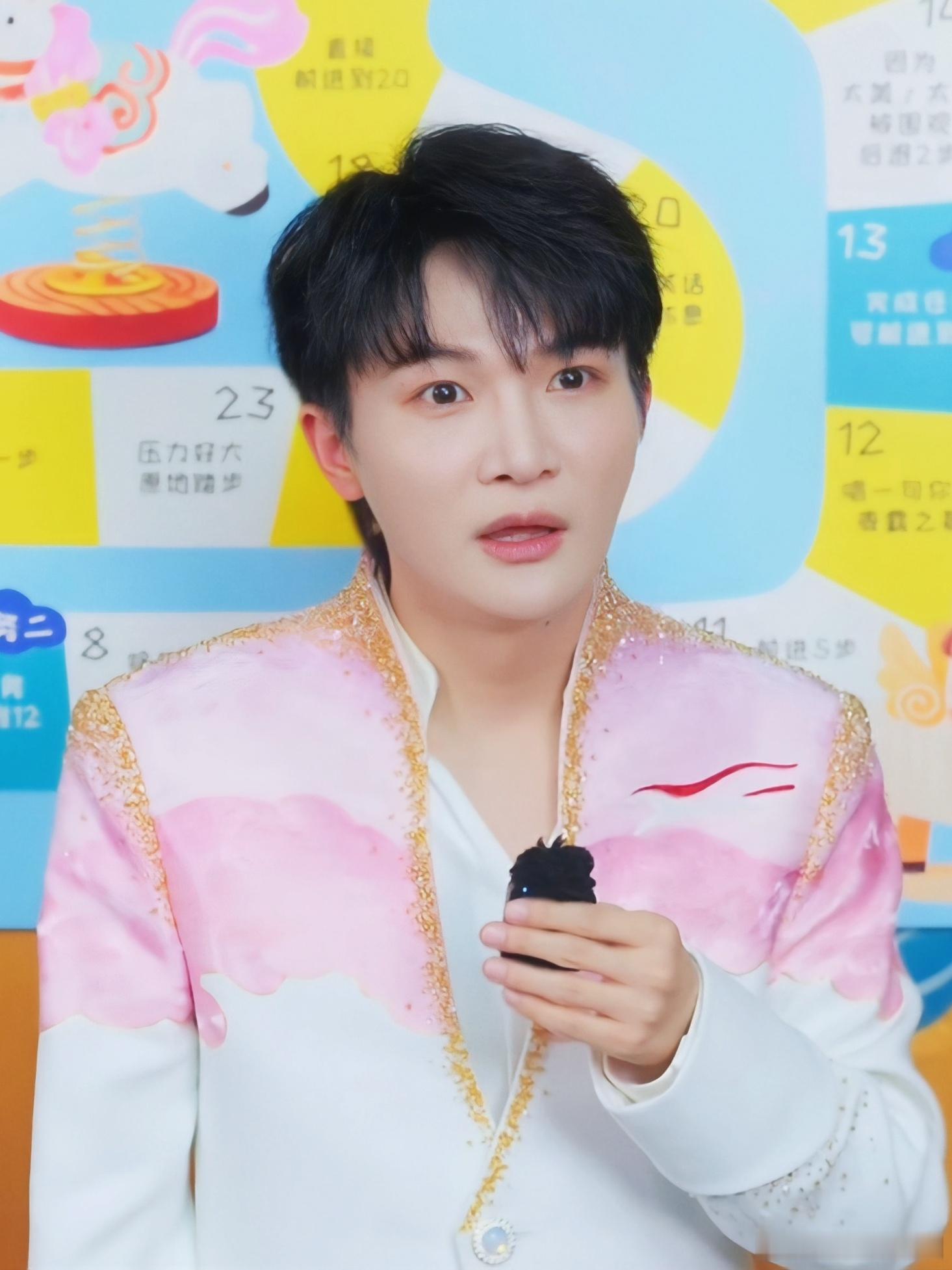 周深周深反深代词销售额破7900万 [音乐]周深直言开演唱会美好到不真实  【圈