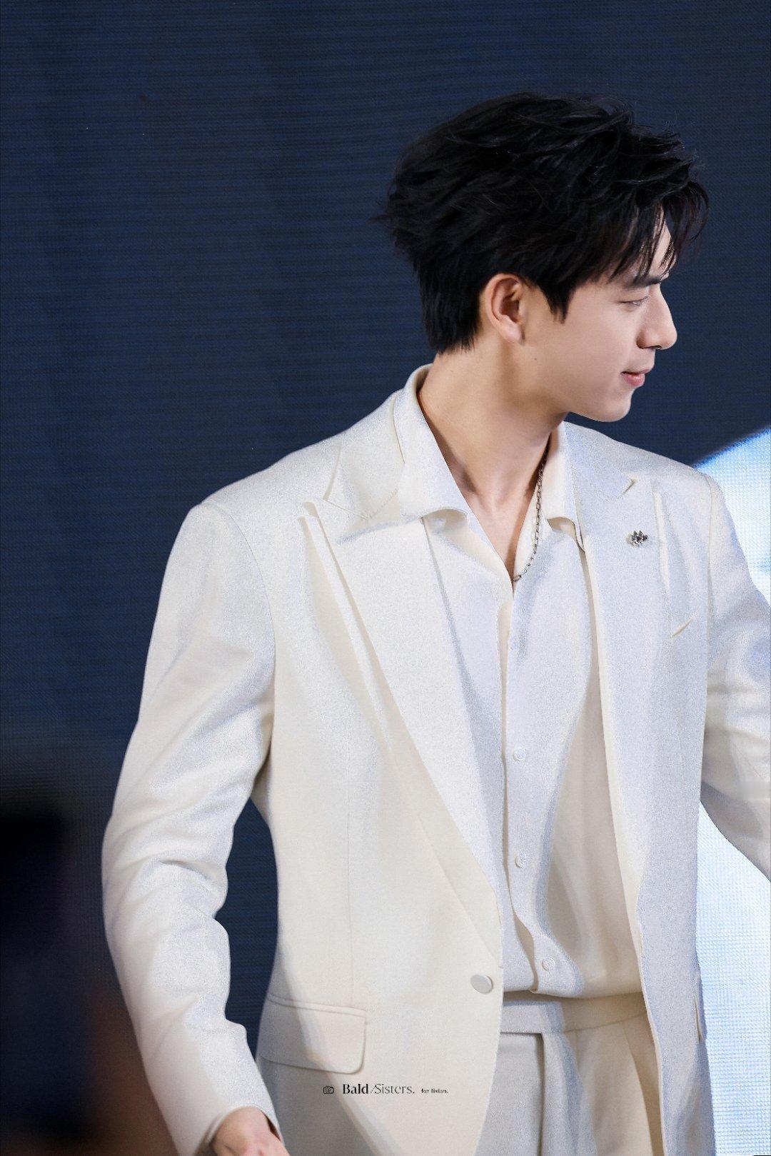 李现重回内娱上班状态夯爆了李现不慌不忙，不被流量裹挟，带着沉淀与能量回归，每一面