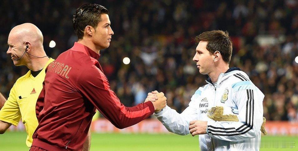 C罗梅西足球  若阿根廷、葡萄牙均头名出线，梅罗有望在世界杯八强战相遇。2026