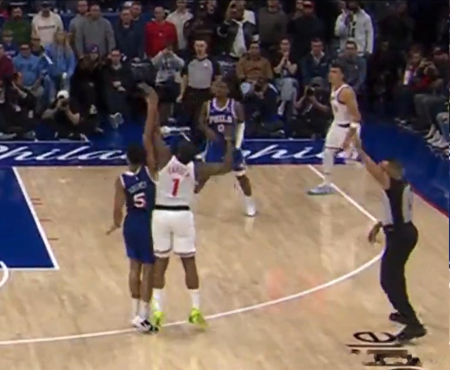 这球上面不说的话，落地也被犯规了 ，格莱姆斯脚伸圆柱体里了 