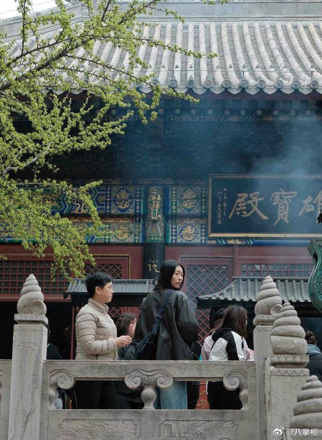 #红螺寺偶遇刘雯# 网友在红螺寺偶遇，身着黑色夹克外套，好美[心] ​​​