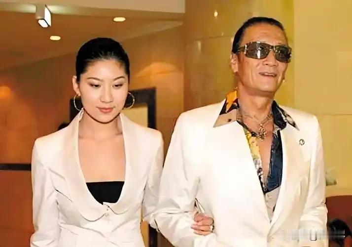 男帅女靓，看着也很般配哦