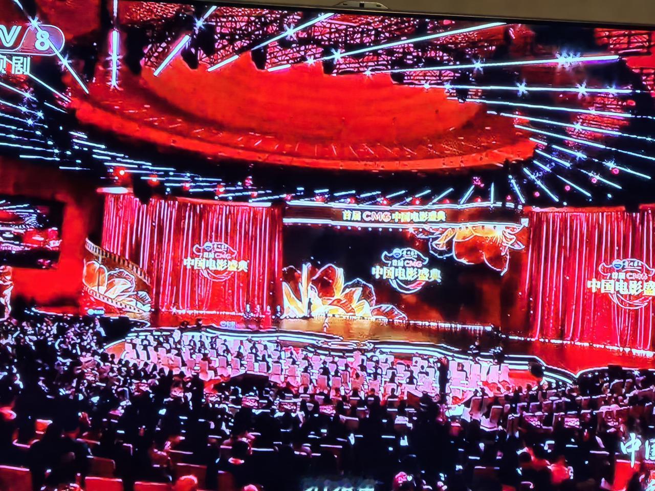 章子怡又获奖了！
     在首届CMG中国电影盛典与高叶同获最佳女演员奖！由中