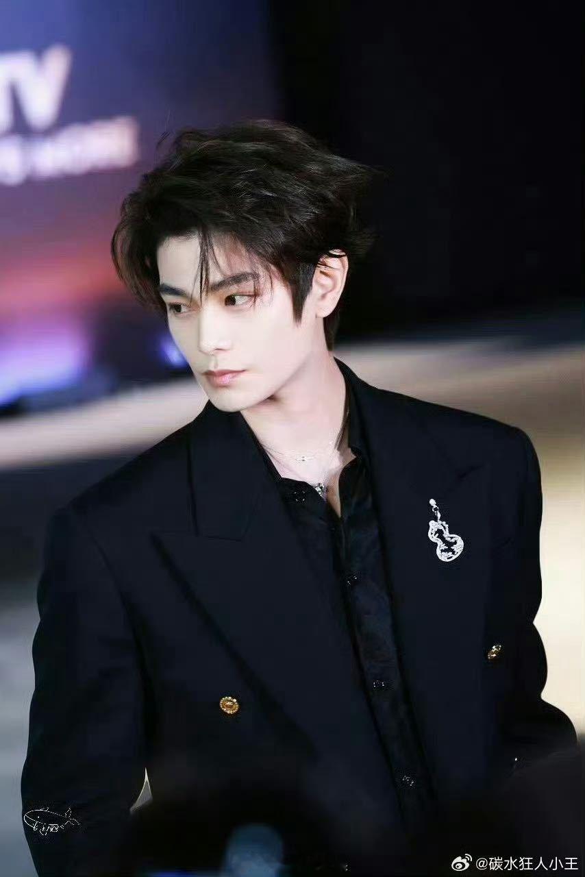 丁禹兮泰国活动生图 不er，你告诉我这是在泰国线下活动的生图，状态真的好好呀！今