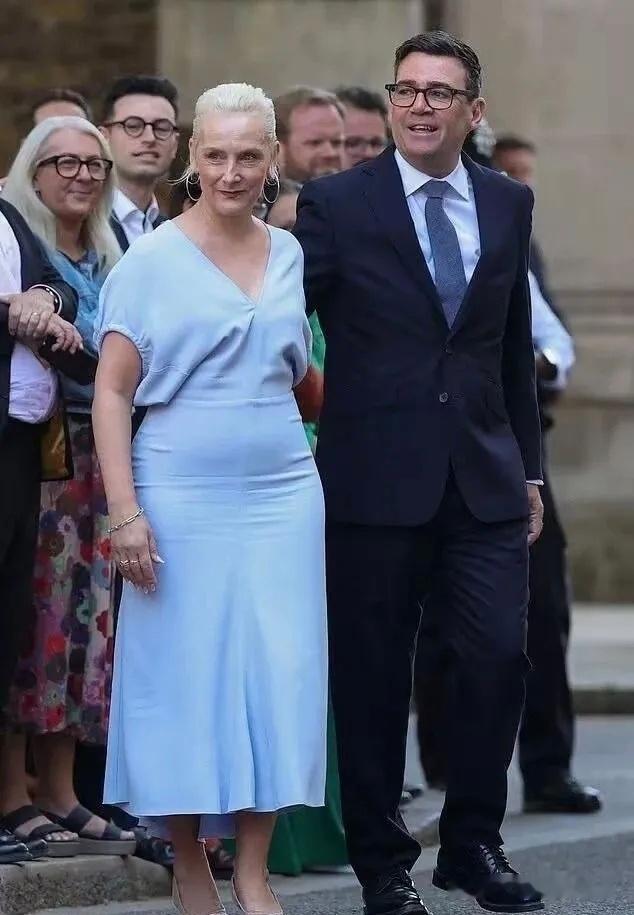 英国十年七个首相，比网友换微信头像还频繁。我微信十年，也就换过两次头像