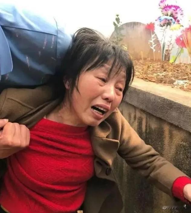 1984年，一战士因公牺牲，他刚新婚20天的妻子，拒不改嫁，将遗腹子成功产下，多