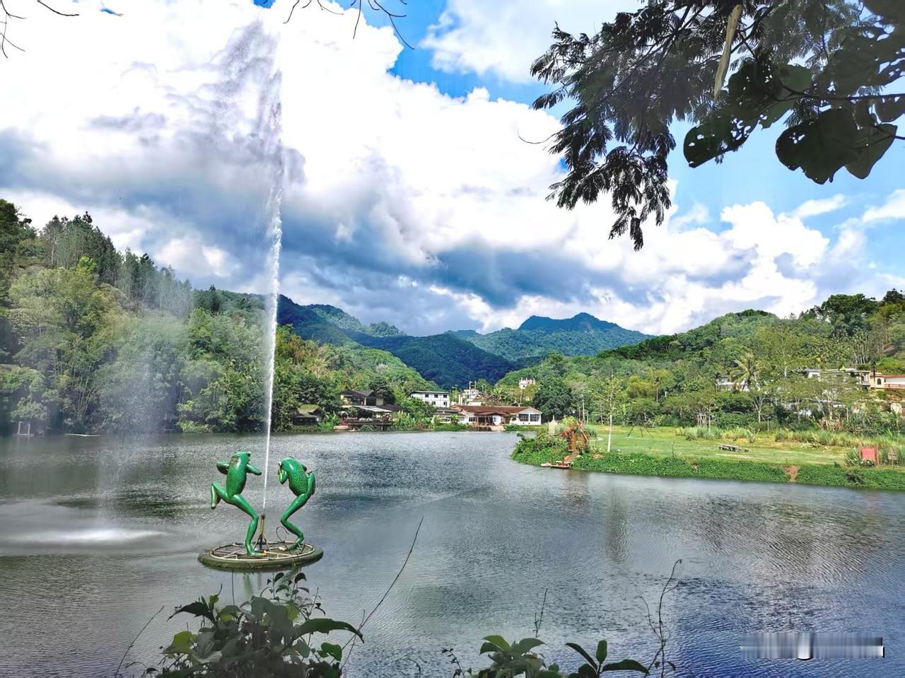 五一假期我去五指山市方诺寨，我们想拍照图2的五个指头的照片，排队半小时也不一定排