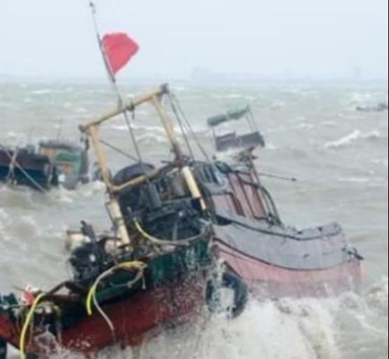 2002年，越南炮艇扣押海南渔船，中国渔政船前往解救，不料越南炮艇并不把渔政船放