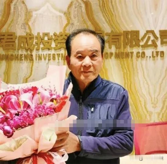 一个没上过初中的板车手华丽变身为大富豪，彭君云的经历就是穷孩子底层打工人逆袭成企