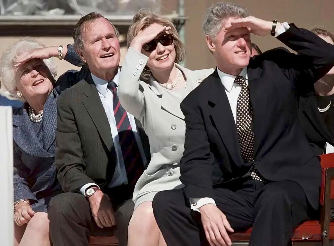 他们这是在看什么？