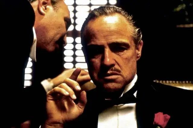 让朋友低估你的优点，让敌人高估你的缺点。——《教父》