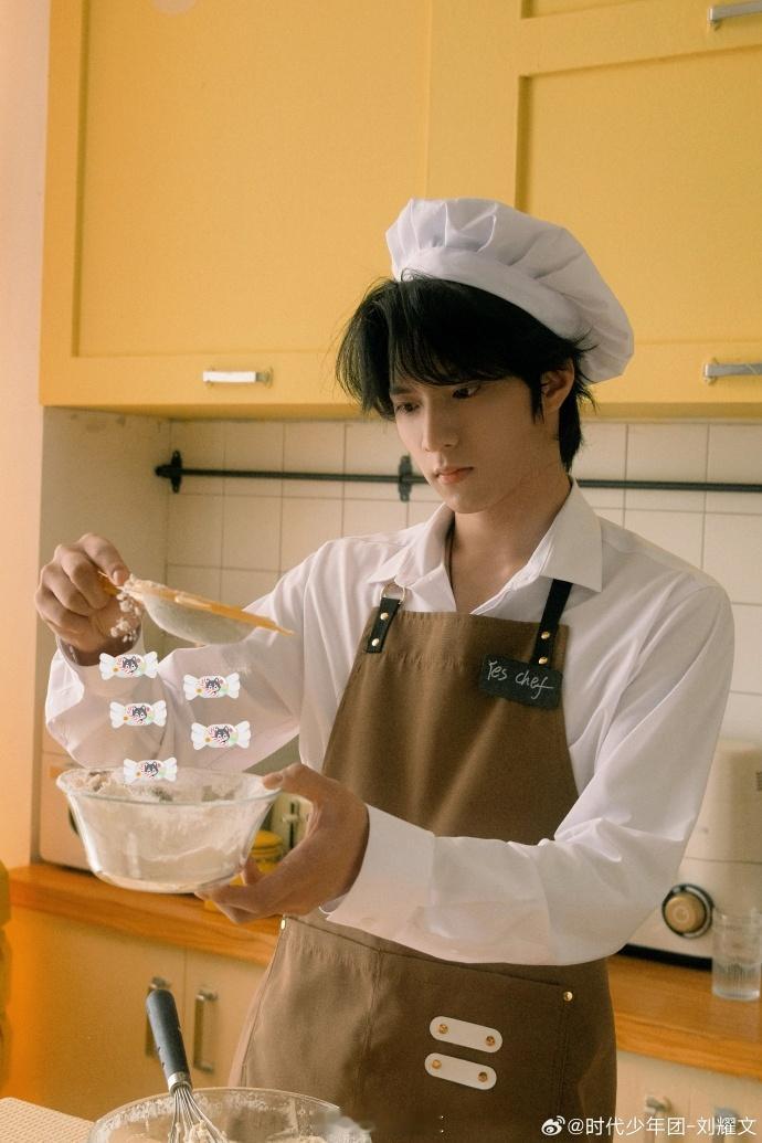 #刘耀文蛋糕制作步骤四宫格##刘耀文蛋糕制作加点Sugar# 刘耀文用心制作蛋糕