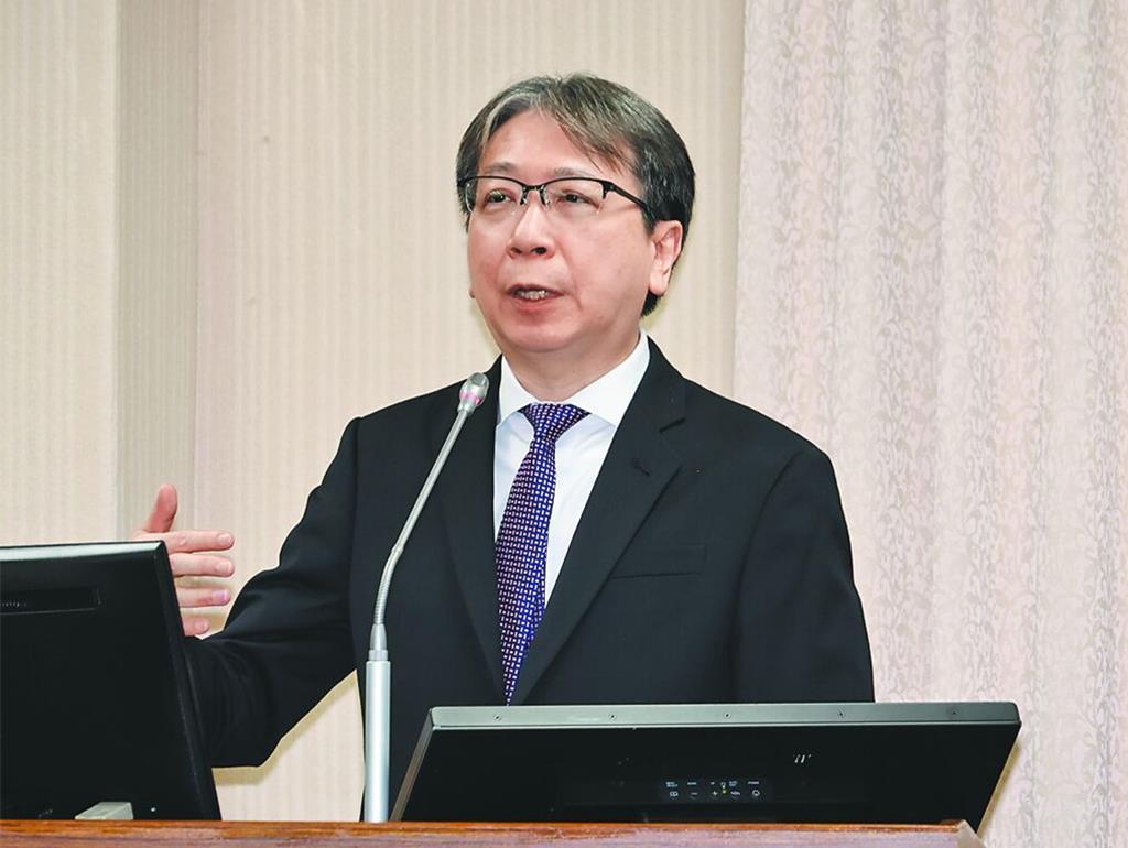 就在刚刚，

台“安全局长”蔡明彦发表声明，

7月6日，针对中俄海军在青岛附近