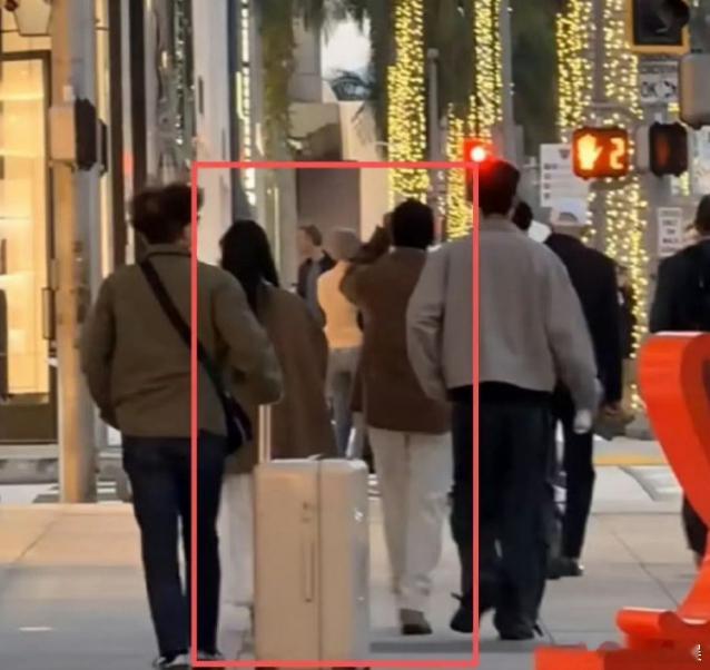 25日，登上热搜，爆料称林俊杰与23岁女网红“七七”在洛杉矶同游，疑似恋情曝光。