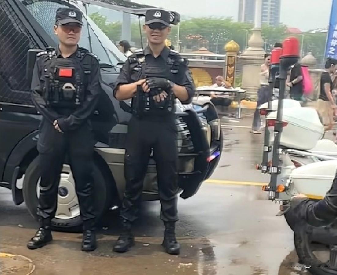 4月15日，云南西双版纳一女子参加泼水节，旁边站着值勤的2名特警，女子很想往他们
