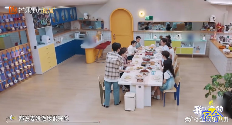 姜妍来宿舍开火做饭了 我们的宿舍 香迷糊啦！何炅都打call，全员起哄求姜妍露一