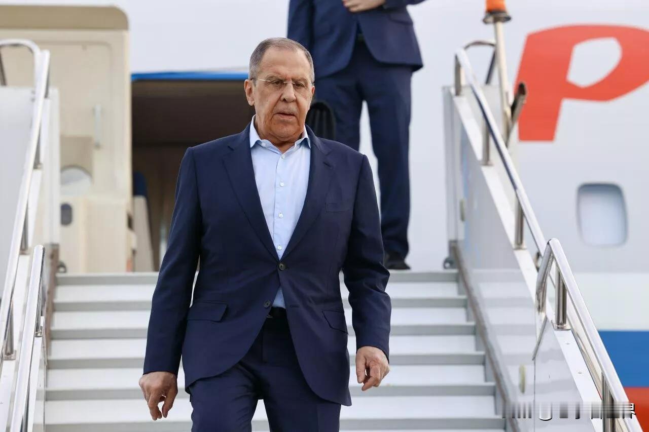 【最新消息：俄外长抵达埃及，参加俄非伙伴论坛】
开罗时间2025年12月18日，