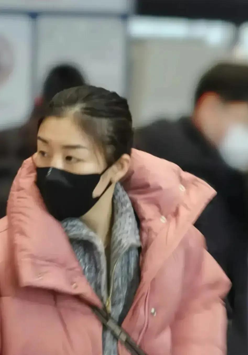 一直以来大梦都是黑色棉服，莎莎是白色棉服，出发海南封闭训练的陈梦终于换装了。粉粉
