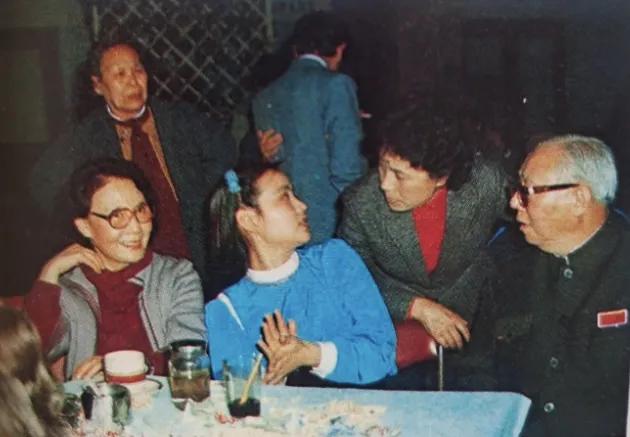刘晓庆和白杨，不知在什么场合拍摄的？北影厂长也在，白杨后面站着的像是陈立中？