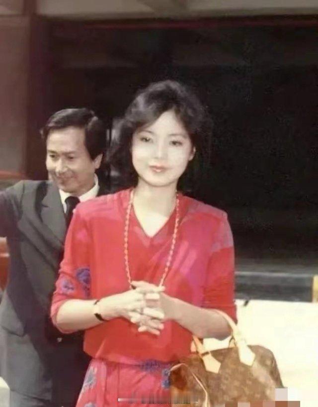 在那个用粮票的年代，她就已经用上了LV。穿着也好时尚，真的是大明星啊 