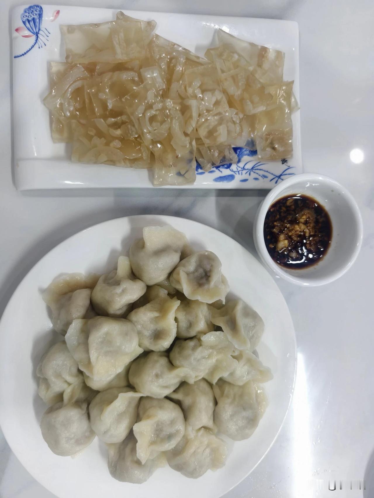 东北的菜量，二十个酸菜油梭子馅饺子加半份猪皮冻，只花了21。有些时候，我在东北吃