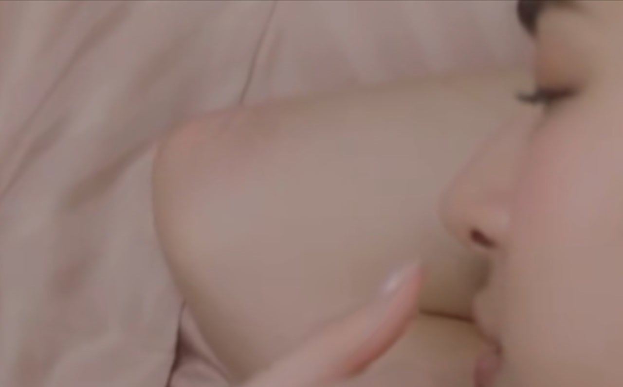 lingorm[超话]妮，该剪指甲了，真的很枕头公主啊😦 ​​​