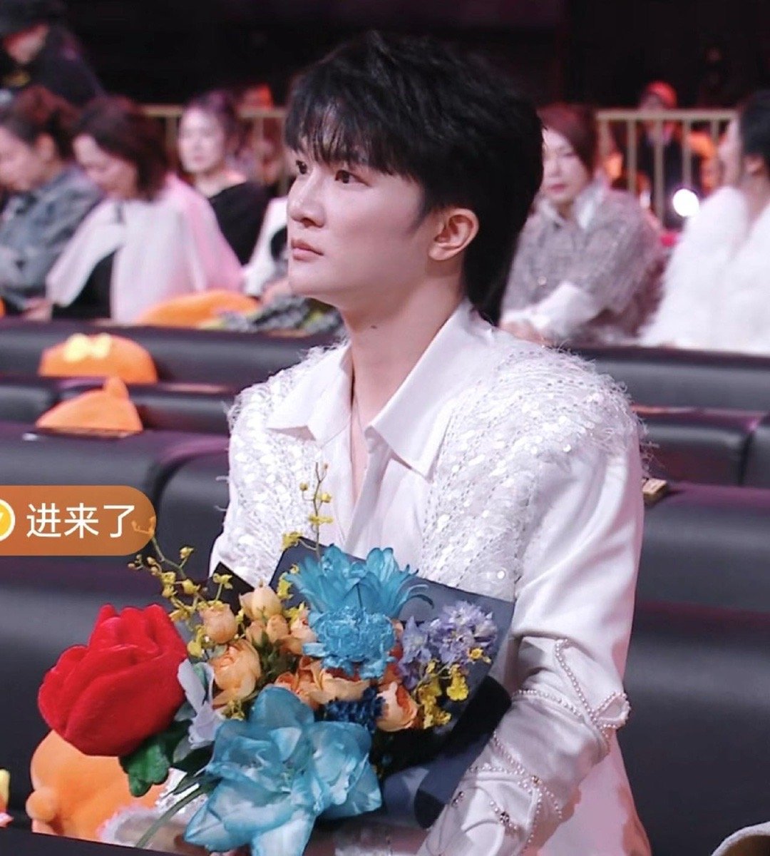 周深紧急表情管理 建议把周深这个表情变化做成“吃瓜群众被现场抓包”的标准教材！每