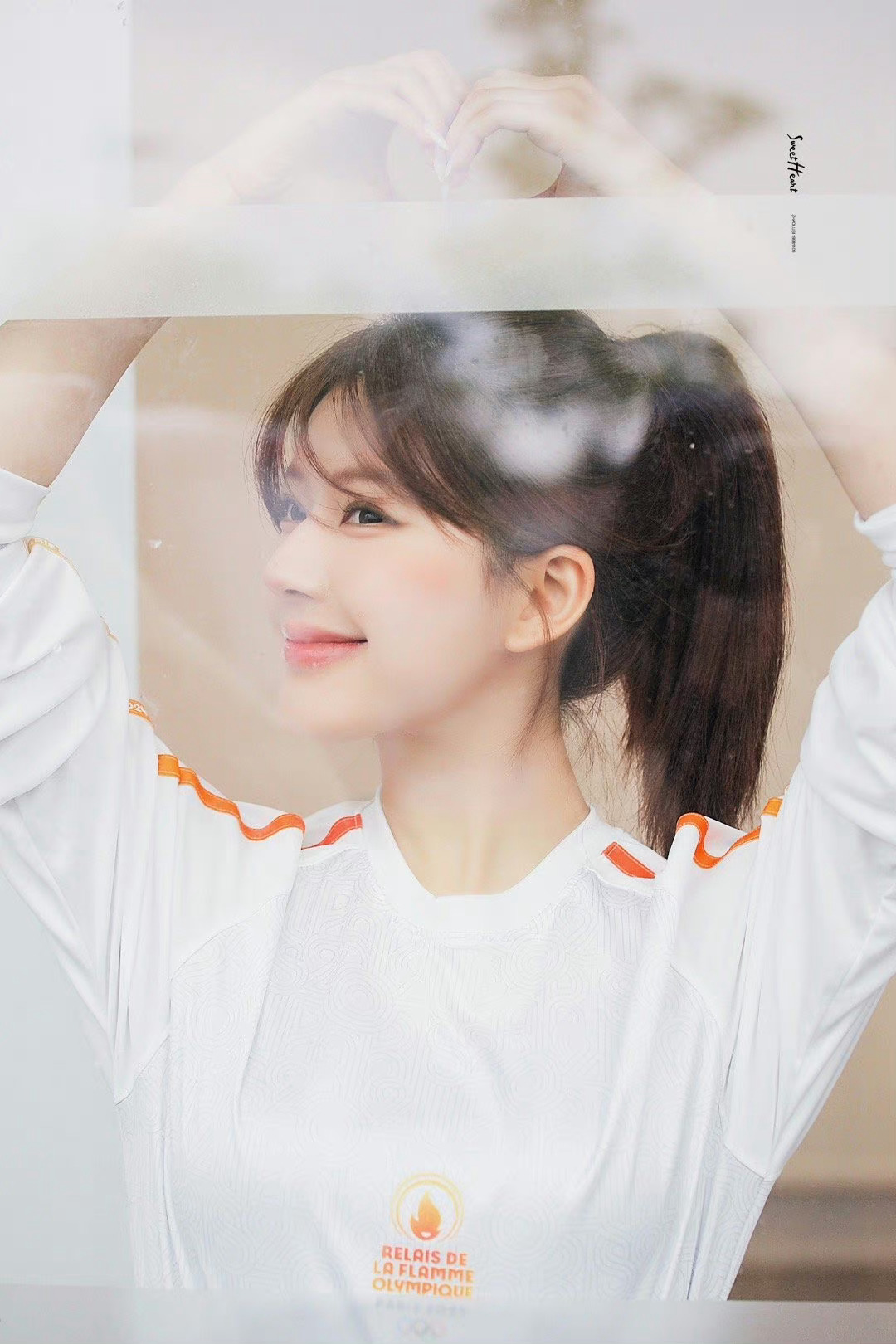 赵露思巴黎奥运会火炬手饭拍🈶！好元气的的橙色露思~比心好甜呐！一切顺利呀[送花