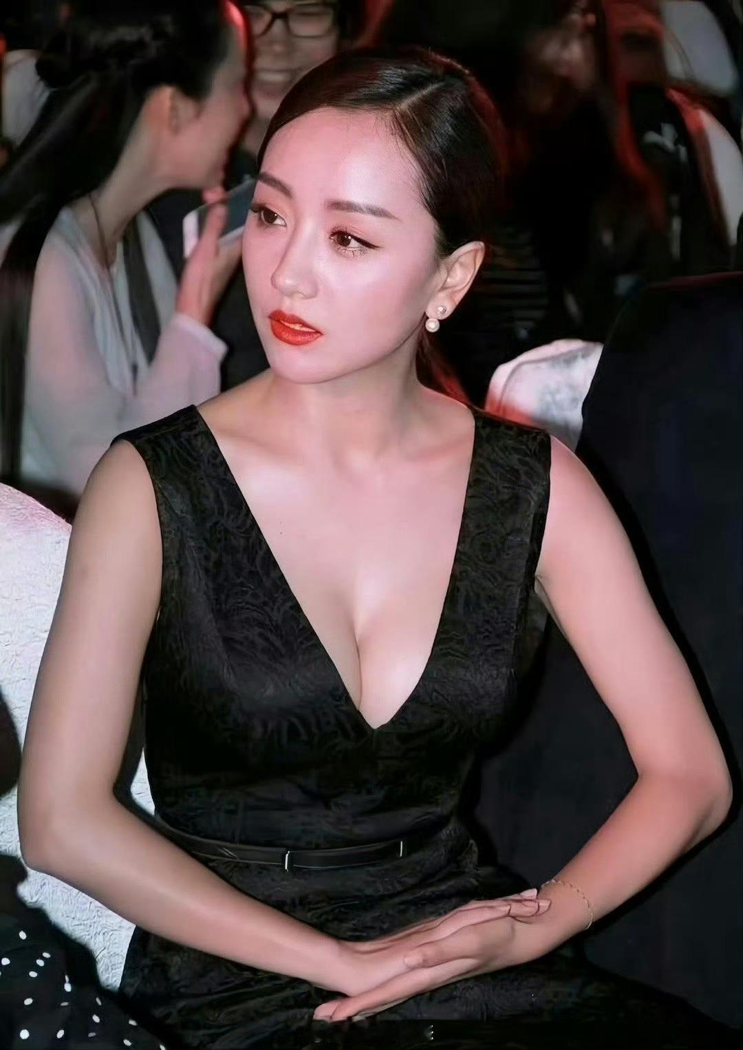 杨蓉这个年纪了还这么性感，太诱人了…… ​ ​​​
