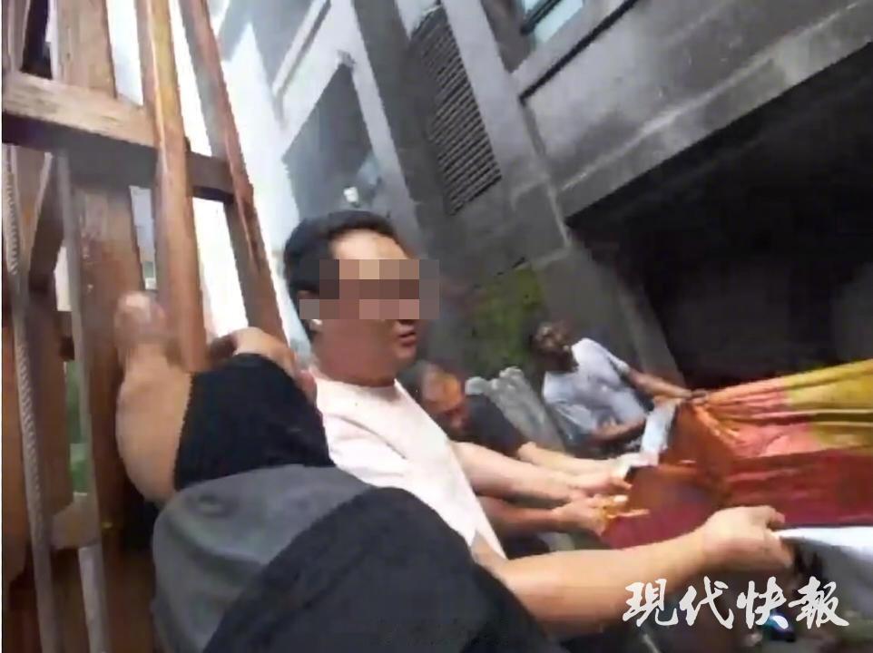 连云港消防回应火灾母女坠楼太遗憾！连云港消防负责人称：被困人员下方为绿化带，中间