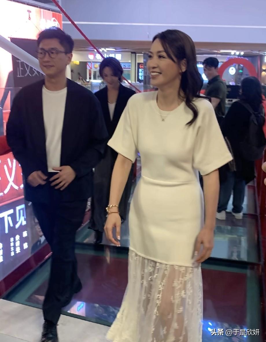 52岁陈炜状态封神！白色蕾丝裙走玻璃天桥，网友：这才是港剧女神该有的样子✨
 