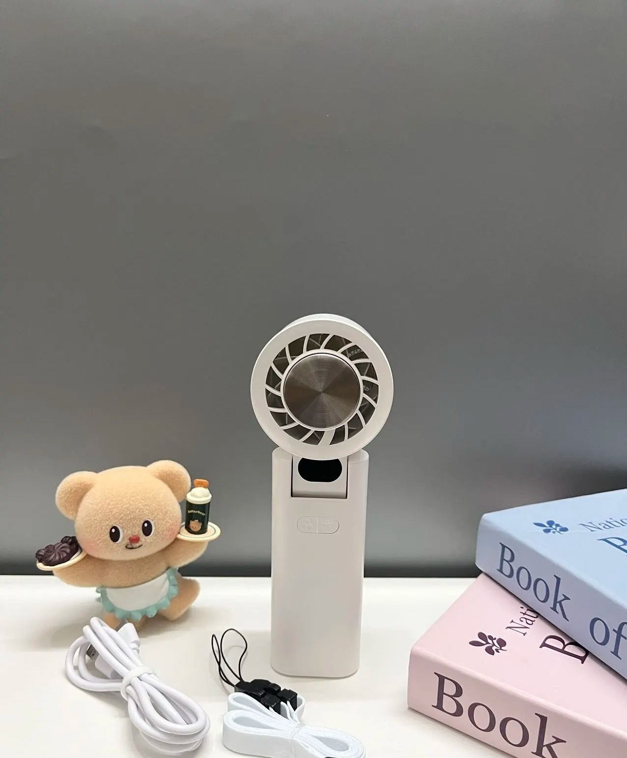 天气渐热，却还没到开空调的地步，可以使用手持小风扇，可视化风速，不必担心断电！ 