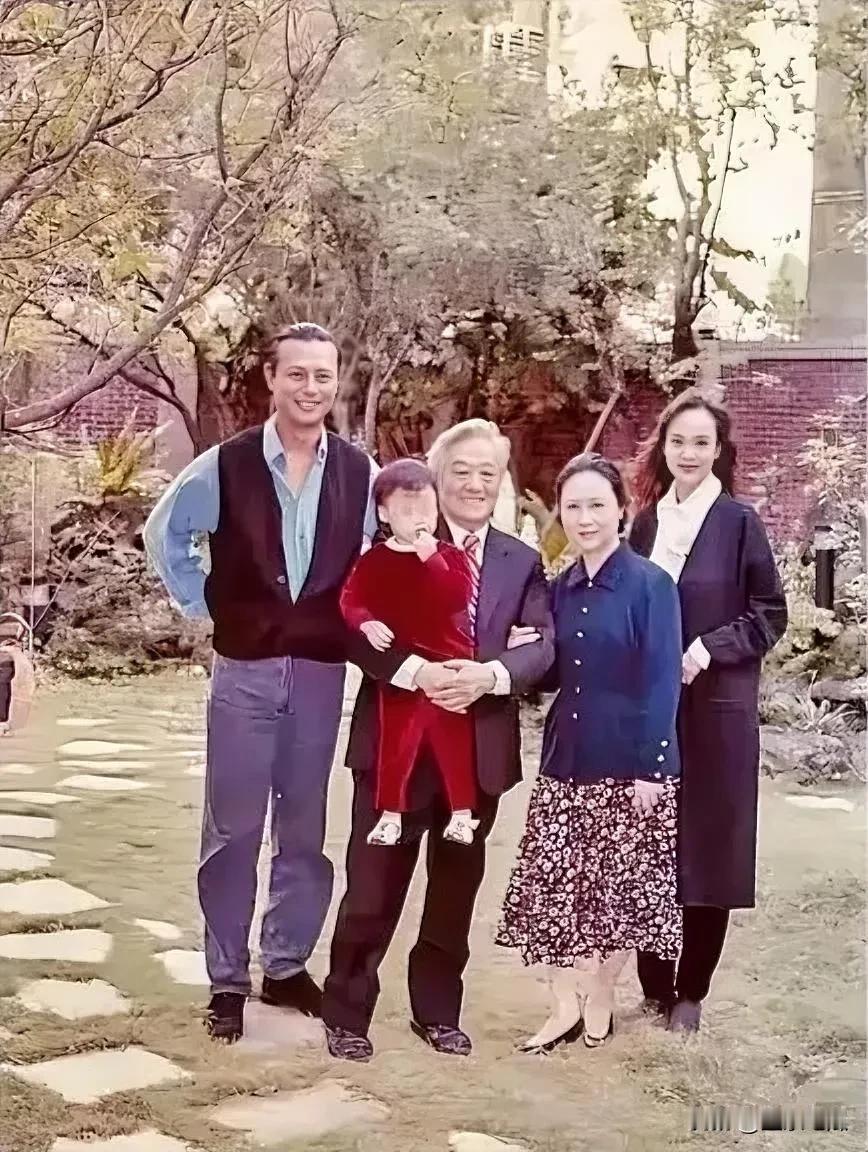 曾径琼瑶与平金涛满脸慈爱，抱着孙女脸上洋溢温馨的笑容。左右两旁的刘雪华，郑少秋优