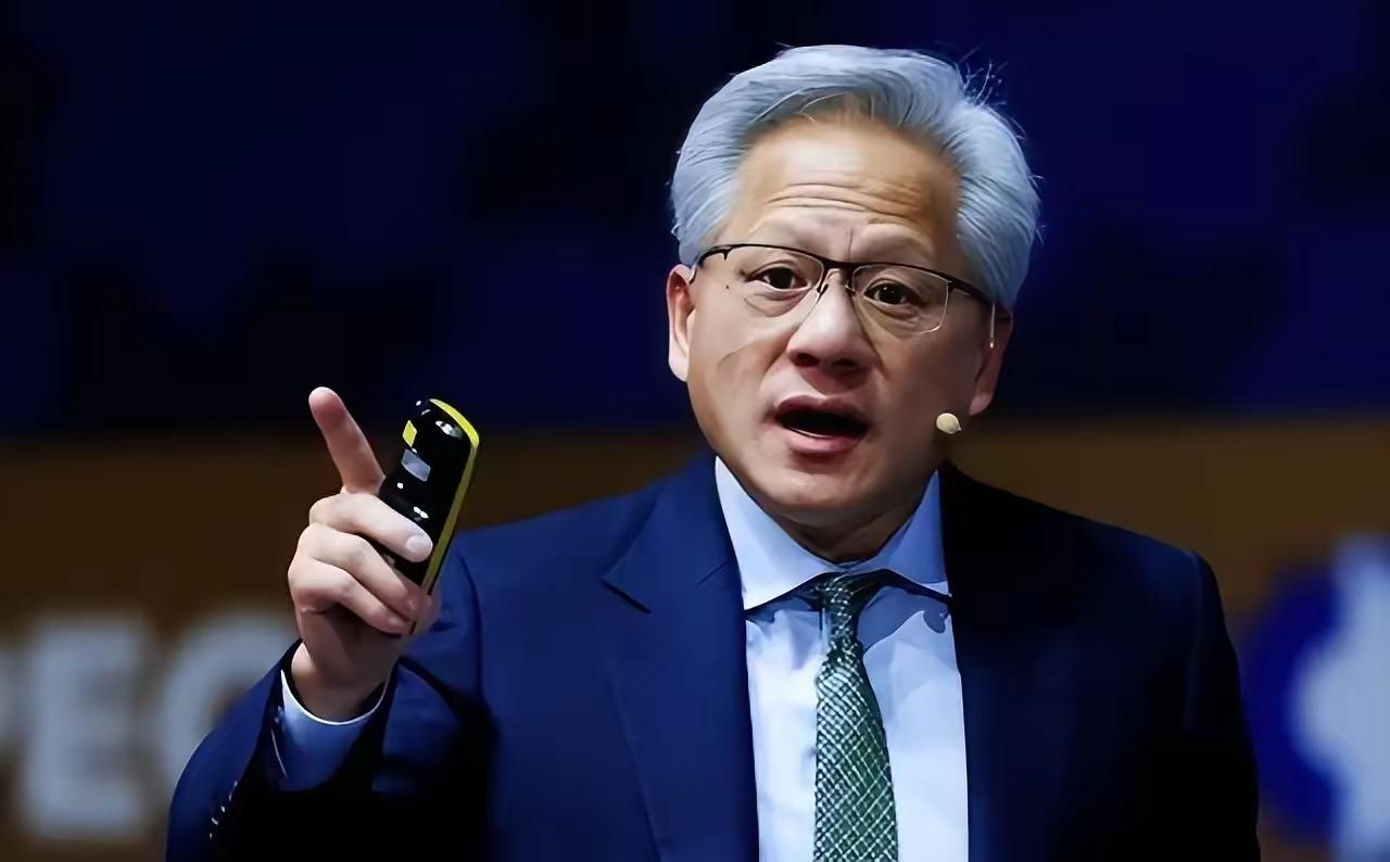 黄仁勋又给中国的公知敲脑袋讲课了！
他说:封锁根本挡不住中国！
​他算了一笔账: