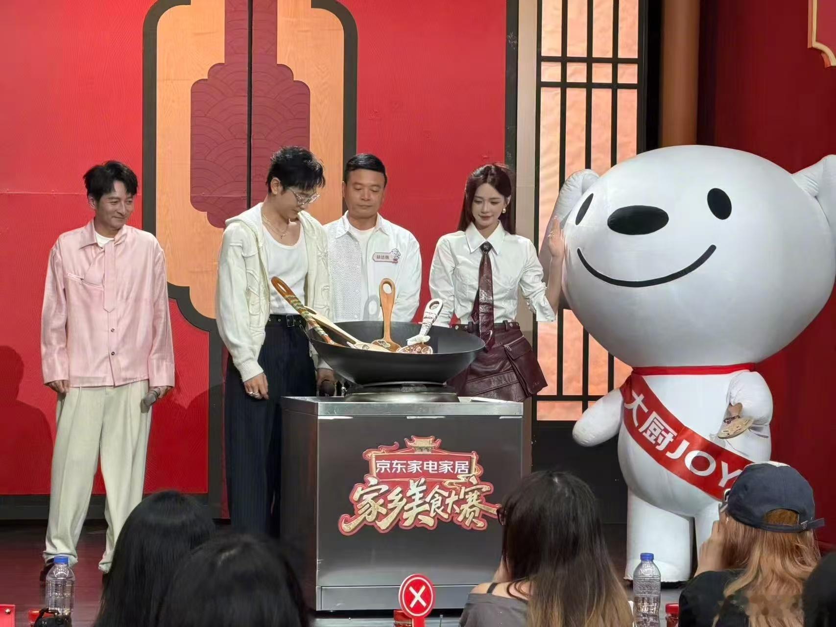 黄晓明林大厨参加美食大赛没告诉王俊凯家乡美食大赛 熟悉的店长与大厨再度汇合，黄晓