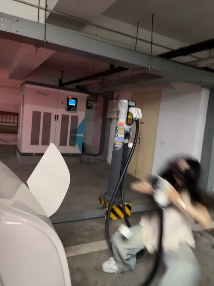 给我看笑了美女们！插枪拔枪那么狼狈合适吗大v聊车