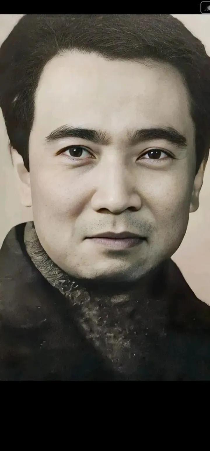 你还认得这位美男子吗？他的长相真是天堂饱满，浓眉大眼。他在《三国演义》中饰演的曹