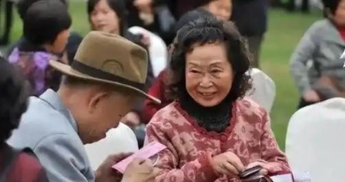 有知情人士曾爆料，澳大利亚有一群华人，本来都是国内机关单位退休人员，50岁移居过
