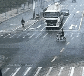 真是可惜，头都不回一下，他是怎么判断大车会让着他的