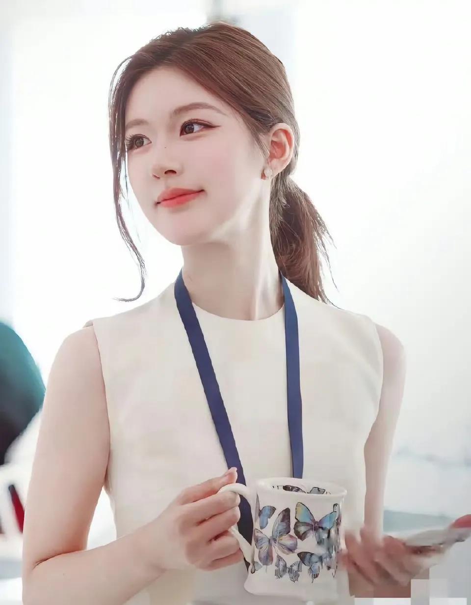 1. 《许我耀眼》播完后，有关赵露思将暂别电视剧圈的说法开始流传。熟悉情况的人不