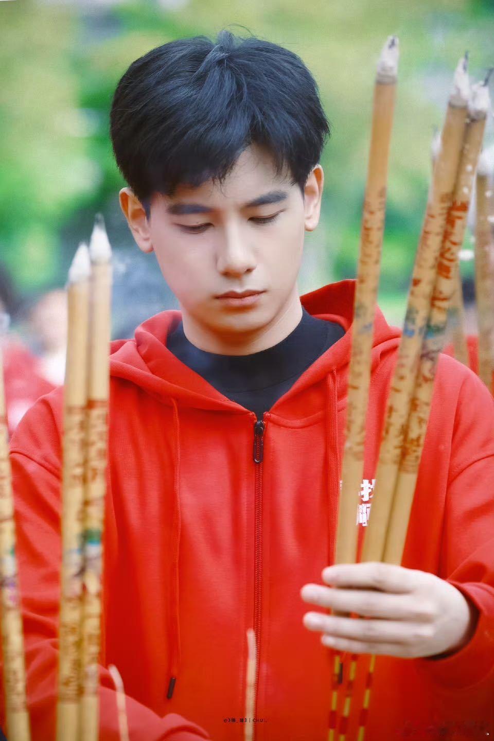 胡先煦开机照 刚看完《寻找李顺章》的开机信息，潘粤明和胡先煦的组合太惊喜！小胡还